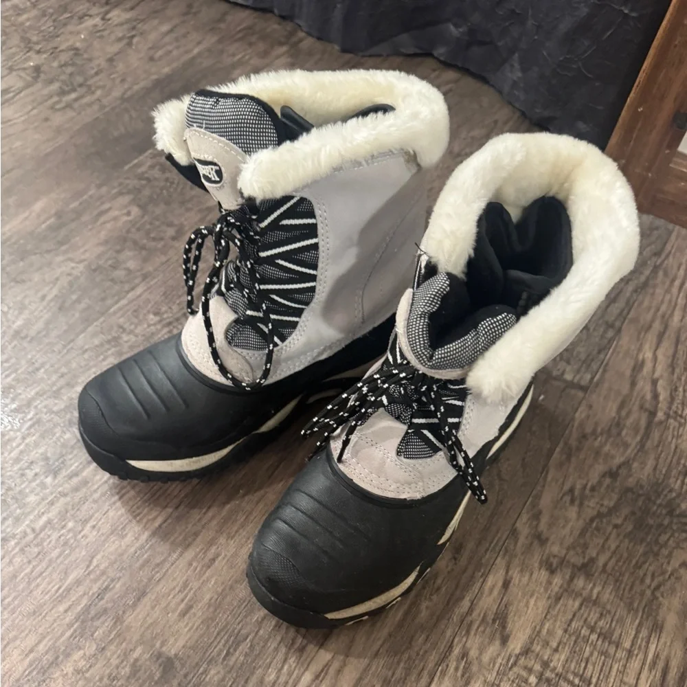 Cozy lined Women's Ranger Winter Boots. Lace up size 8